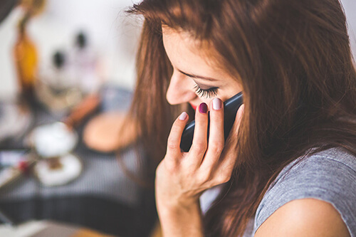 Mujer hablando por teléfono