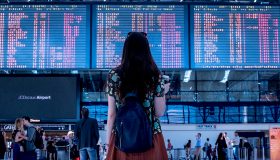 Chica esperando su vuelo