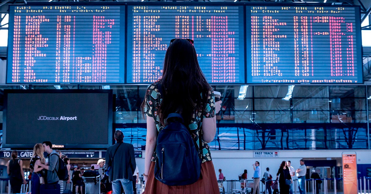 Chica esperando aerolíneas que admiten cobayas