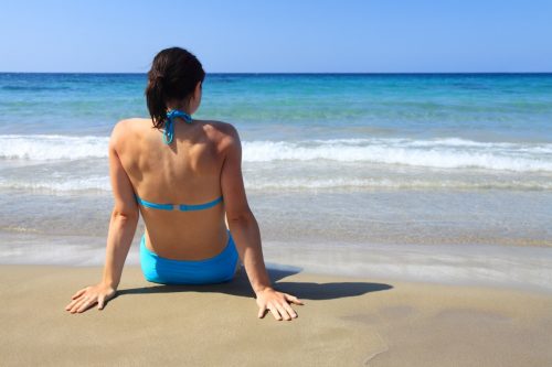 Chica en la playa después de viajar con cobayas